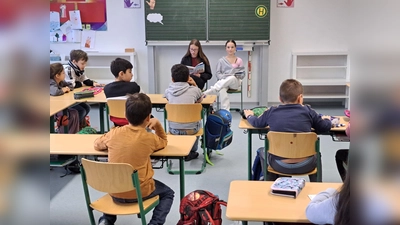 Hanna Dietl und Hanna Voith (von links) lasen den Zweitklässlern die „Freundschaftsgeschichten vom Franz” vor. (Bild: Elfriede Weiß)