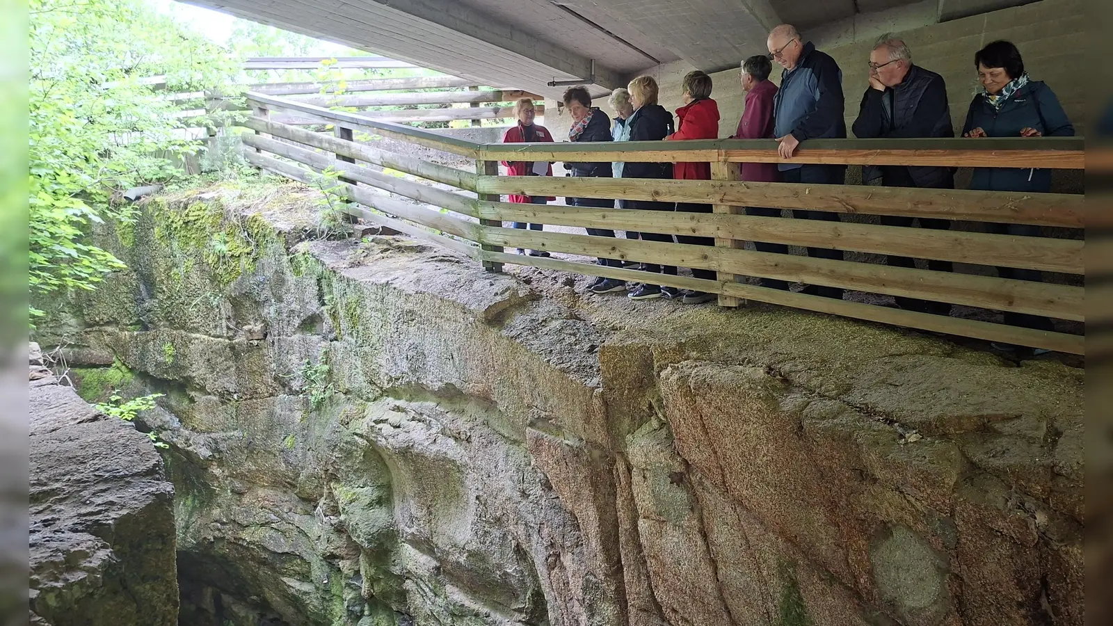 Führung durch den Waldnaabdurchbruch in Tirschenreuth.  (Bild: Jessica Hecht)