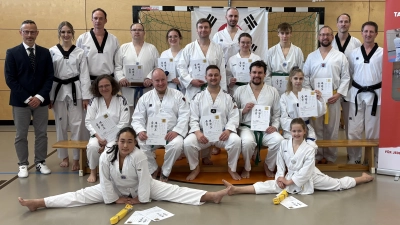 14 Prüflinge der Taekwondo-Sparte des TV Nabburg stellten sich den Aufgaben von Prüfer Jörg Steindl (l.).  (Bild: Jennifer Paulus)