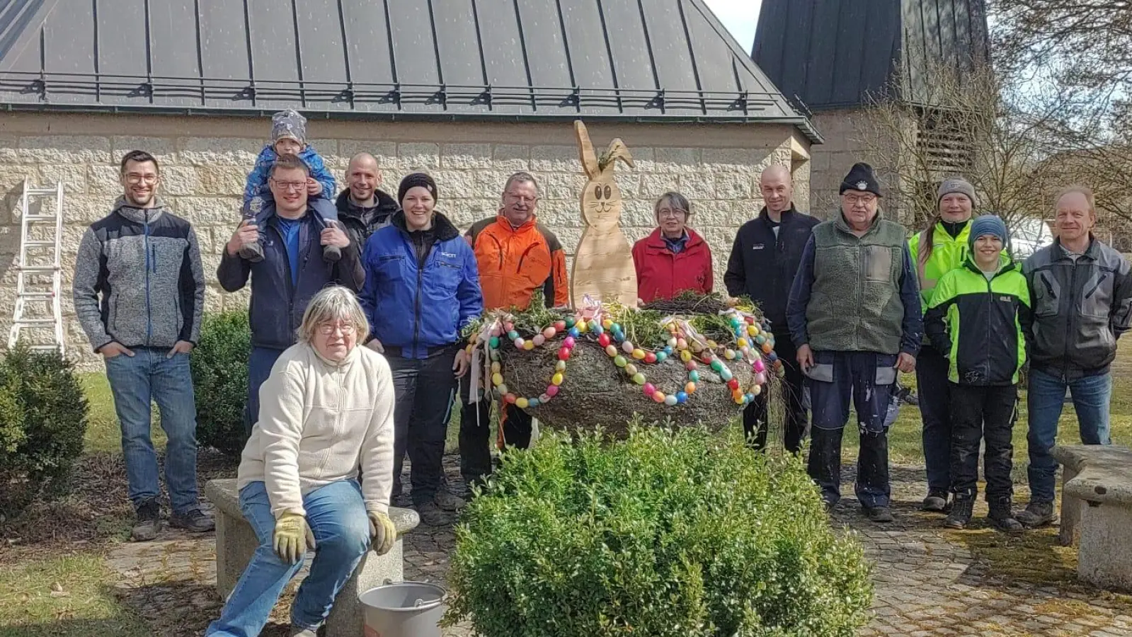 Die fleißigen Helfer der Dorfgemeinschaft Hatzenreuth (Bild: Stefanie Siller)