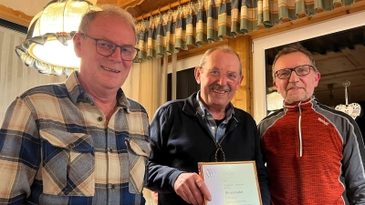 Mitglied des Landesvorstand ReinhardKönig (links) und Ortsvorsitzender Heinrich Ulrich (rechts) ehren Siegfried Trottmann für 50 Jahre Mitgliedschaft. (Bild: Andrea Vogel)