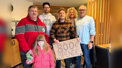 Spendenübergabe im Kondrauer Hof ans BRK Waldsassen mit Save The Scene e.V. <br>Helmut Zeitler mit Tochter, Christoph Schmid, Christian Fischer, Silvia Moll, Robert Birner (v.l.n.r.)  (Bild: Christian Fischer)