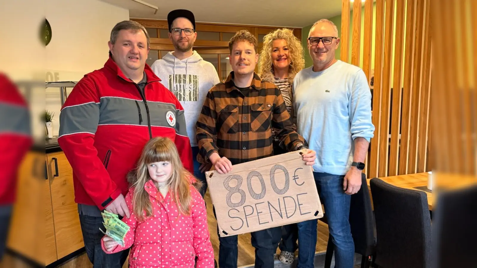 Spendenübergabe im Kondrauer Hof ans BRK Waldsassen mit Save The Scene e.V. <br>Helmut Zeitler mit Tochter, Christoph Schmid, Christian Fischer, Silvia Moll, Robert Birner (v.l.n.r.)  (Bild: Christian Fischer)