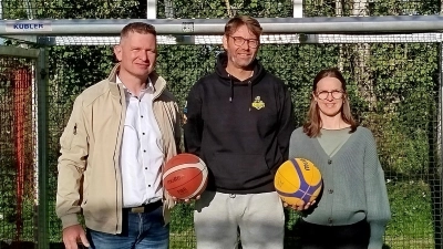 Von links nach rechts: Bürgermeister Dominik Sachsenhauser, Michael Scholz, Trainer, Knights Amberg-Sulzbach und Christine Hecht, Geschäftsstellenleitung, Gesundheitsregion plus Amberg / Amberg-Sulzbach. (Bild: Doris Beer)
