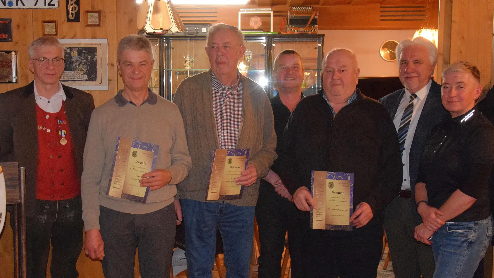 Bei der Jurablaskapelle Pilsheim wurden im Rahmen der Jahreshauptversammlung Anton Friedl. Vilshofen (45 Jahre), Johann Kleindienst, Witzlarn (50) und Herbert Ehrensperger, Niederhof (45) (ab 2.v.li) geehrt. Dazu gratulierten Vorsitzender Josef Auer (li), sowie Karin Auer, 2. Bürgermeister Josef Gruber und Mario Mändl (v.re.) (Bild: Paul Böhm)