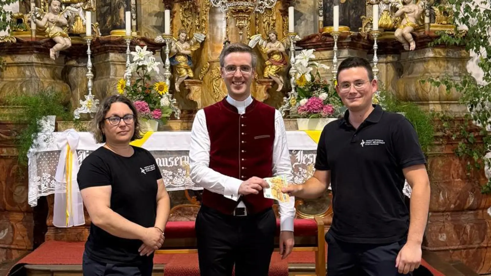 Spendenübergabe von 250 Euro an Pfarrer Kopp für den Erhalt der Mutter-Anna-Kirche. von links stellv. Vorständin Andrea Leopold, Pfarrer Thomas Kopp, 1. Vorstand Max Schwarz.  (Bild: Luis Kreuzer)
