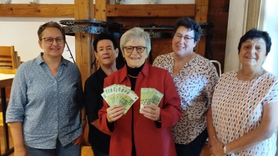 Dr. Annemarie Schraml (m.), Initiatorin der „Aktion Feuerkinder”, mit den großzügigen Geldspenden der Laienspielgruppe, vertreten durch Karin Heining (1.v.l.) und Margit Stich (2.v.l.), und des Frauenbundes, vertreten durch Andrea Zeitler (2.v.r) und Rosi Schleicher (1.v.r.) (Bild: Eva Hoffmann)