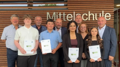 Hinten von links nach rechts: Bürgermeister von Etzenricht Martin Schreglmann, Bürgermeister von Weiherhammer Ludwig Biller, Schulleiter Günther Paul, Bürgermeister vom Markt Mantel Richard Kammerer, Klassenleiterin Heike Weber, Bürgermeister von Kohlberg Gerhard List,<br>Vorne von links nach rechts: Gabriel Englert, Anton König, Lana Azar-Khalil, Alina Heldmann<br> (Bild: Jasmin Schmeilzl)