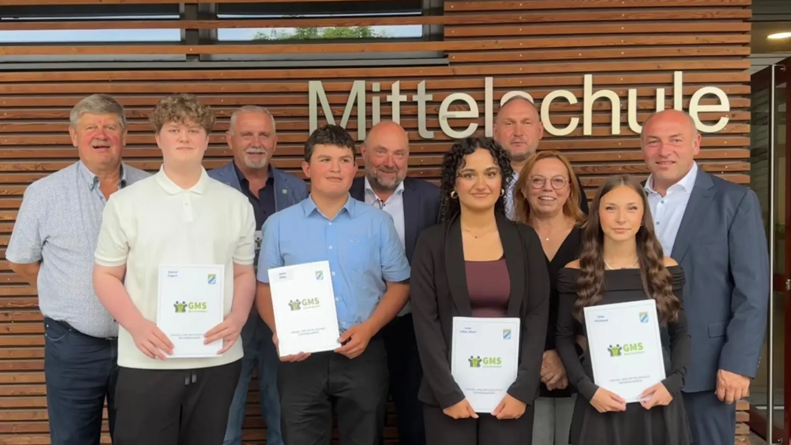 Hinten von links nach rechts: Bürgermeister von Etzenricht Martin Schreglmann, Bürgermeister von Weiherhammer Ludwig Biller, Schulleiter Günther Paul, Bürgermeister vom Markt Mantel Richard Kammerer, Klassenleiterin Heike Weber, Bürgermeister von Kohlberg Gerhard List,<br>Vorne von links nach rechts: Gabriel Englert, Anton König, Lana Azar-Khalil, Alina Heldmann<br> (Bild: Jasmin Schmeilzl)