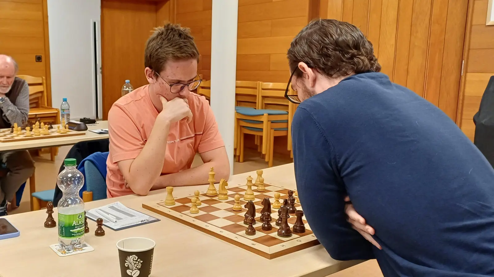 Paul Flierl spielte gegen Thomas Weiß eine tolle Partie. Im Hintergrund Heinz Däubler, der früh remisierte. (Bild: Jürgen Zeitler)