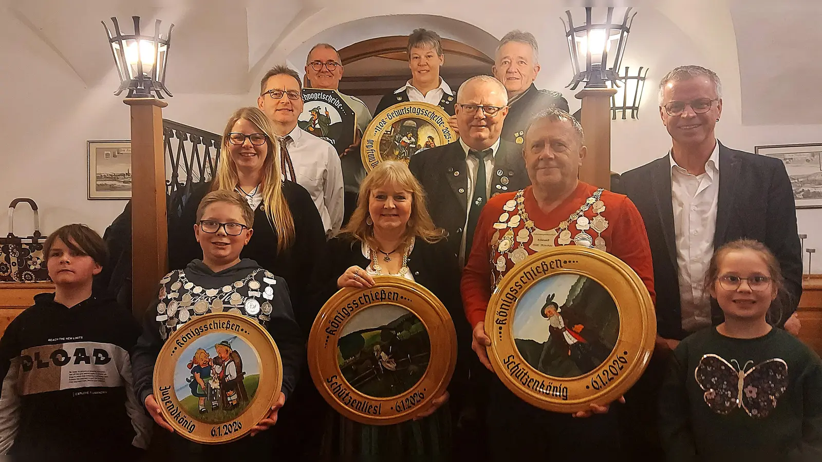 Die neuen Würdenträger von „Edelweiß”. Im Bild von links: Ben Krusch, Jugendschützenkönig Luis Heidl, Bettina Bauer, Neumitglied Oliver Binder, Pechvogelgewinner Wolfgang Borisch, Schützenliesl Andrea Groth, Geburtstagsscheibengewinnerin Kathrin Hellwig, Klaus Böller, Schützenmeister vom Patenverein „Tell” Vilseck Fritz Seegerer, Schützenkönig Norbert Kummert, Bürgermeister Hermann Falk und Ida Sophie Heidl. (Bild: Renate Daller)