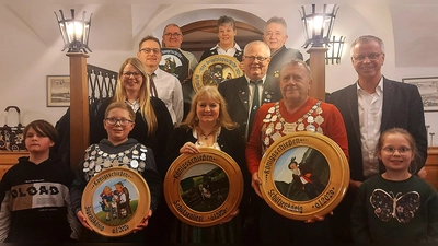 Die neuen Würdenträger von „Edelweiß”. Im Bild von links: Ben Krusch, Jugendschützenkönig Luis Heidl, Bettina Bauer, Neumitglied Oliver Binder, Pechvogelgewinner Wolfgang Borisch, Schützenliesl Andrea Groth, Geburtstagsscheibengewinnerin Kathrin Hellwig, Klaus Böller, Schützenmeister vom Patenverein „Tell” Vilseck Fritz Seegerer, Schützenkönig Norbert Kummert, Bürgermeister Hermann Falk und Ida Sophie Heidl. (Bild: Renate Daller)