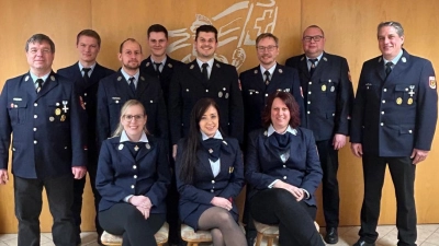 auf dem Bild sind v. li. stehend Alexander Veigl, Tobias Schraml, Lukas Zehn, Jonas Heinl, Dominik Ritter, Christian Heinl, Sven Hupas, Florian Heinl und sitzend v. li. Stefanie Schindler, Stefanie Ritter, Sabine Findeis. (Bild: Alexander Hörl )