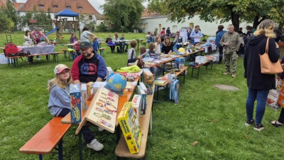 Zahlreiche Verkäufer präsentierten ihr vielfältiges Angebot beim Kinderflohmarkt der Kolpingsfamilie Pfreimd im Pfarrgarten. (Bild: Georg Hirmer)