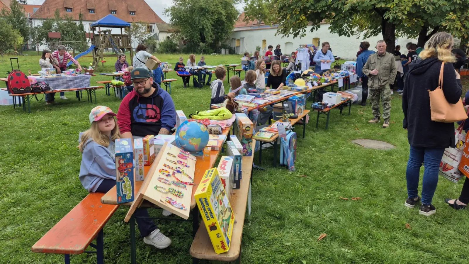 Zahlreiche Verkäufer präsentierten ihr vielfältiges Angebot beim Kinderflohmarkt der Kolpingsfamilie Pfreimd im Pfarrgarten. (Bild: Georg Hirmer)