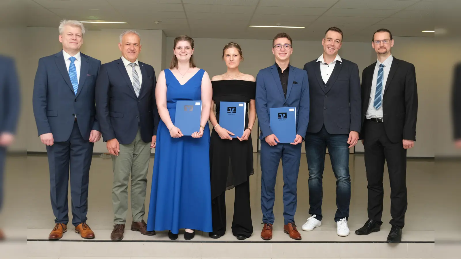 Die besten Abiturienten 2025 am Stiftland-Gymnasium Tirschenreuth. V. l. n. r.: Schulleiter OStD Matthias Weiser, Landrat Roland Grillmeier, Selina Rustler, Amelie Kraus, Moritz Hinrichsmeyer, Oberstufenkoordinator OStR Michael Beugler, stellv. Schulleiter StD Martin Putzlocher (Bild: Klaus Schoefl)