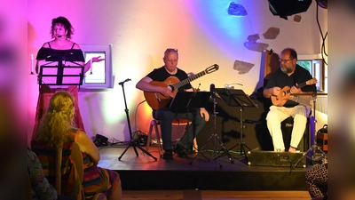 Agnes O. Eisenreich entführt mit ihrer Lesung über schöne, schlaue, aber auch gefährliche Frauen in den alten Orient. Hans Wax und Stefan Huber (von links) begleiten musikalisch mit Melodien zum Hineinträumen, Mitwippen, Lauschen und Mitsummen.  (Bild: Kerstin Kiener)