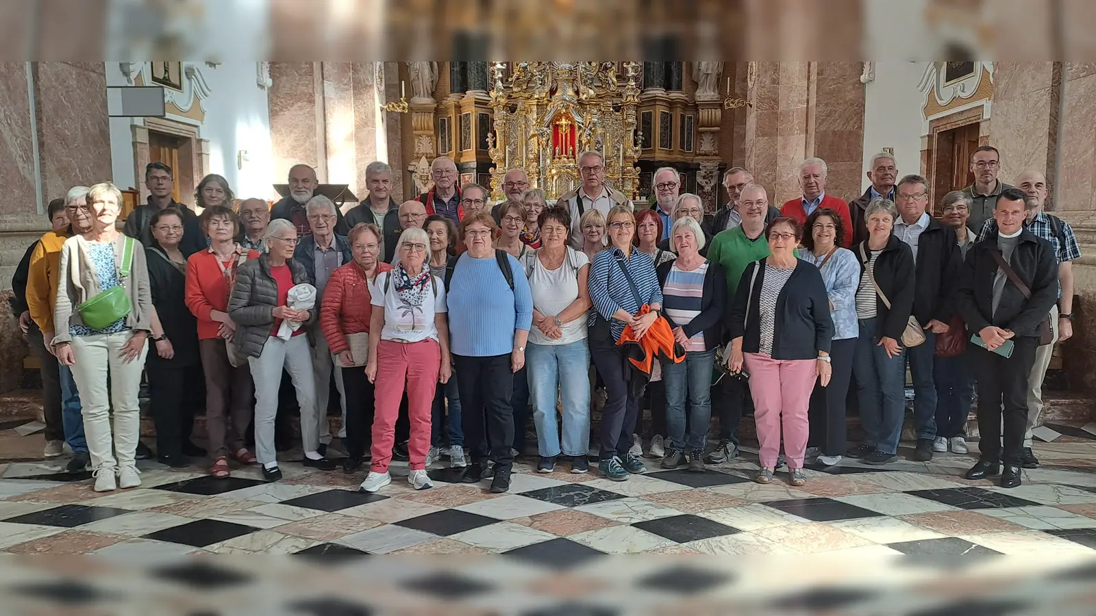 Die Reisegruppe aus Neunkirchen im Dom zu St. Jakob (Bild: Petra Teichner)