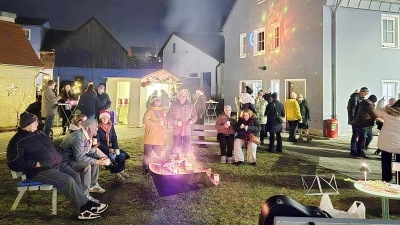 Gemütliche Atmosphäre rund um das Lagerfeuer im Licht der Sterne (Bild: Anja Heiß)