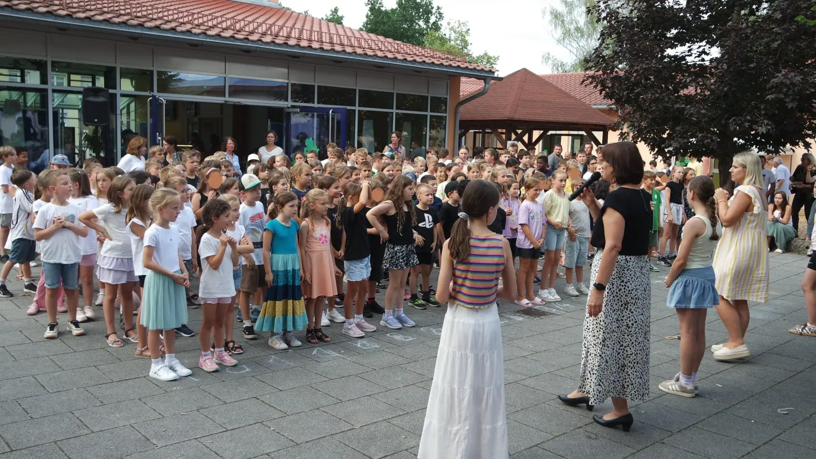 Schultanz der Grundschule Wernberg-Köblitz. (Bild: Christine Losch)