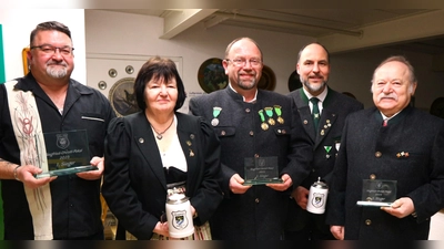 Die Gewinner des Siegfried-Christl-Pokal-Schießens bei den „Jordanschützen”. v.l. Robert Schmid, Hannelore Mayer, Christian Amberger, Thomas Singer und Ludwig Mayer.  (Bild: Marion Schneider)