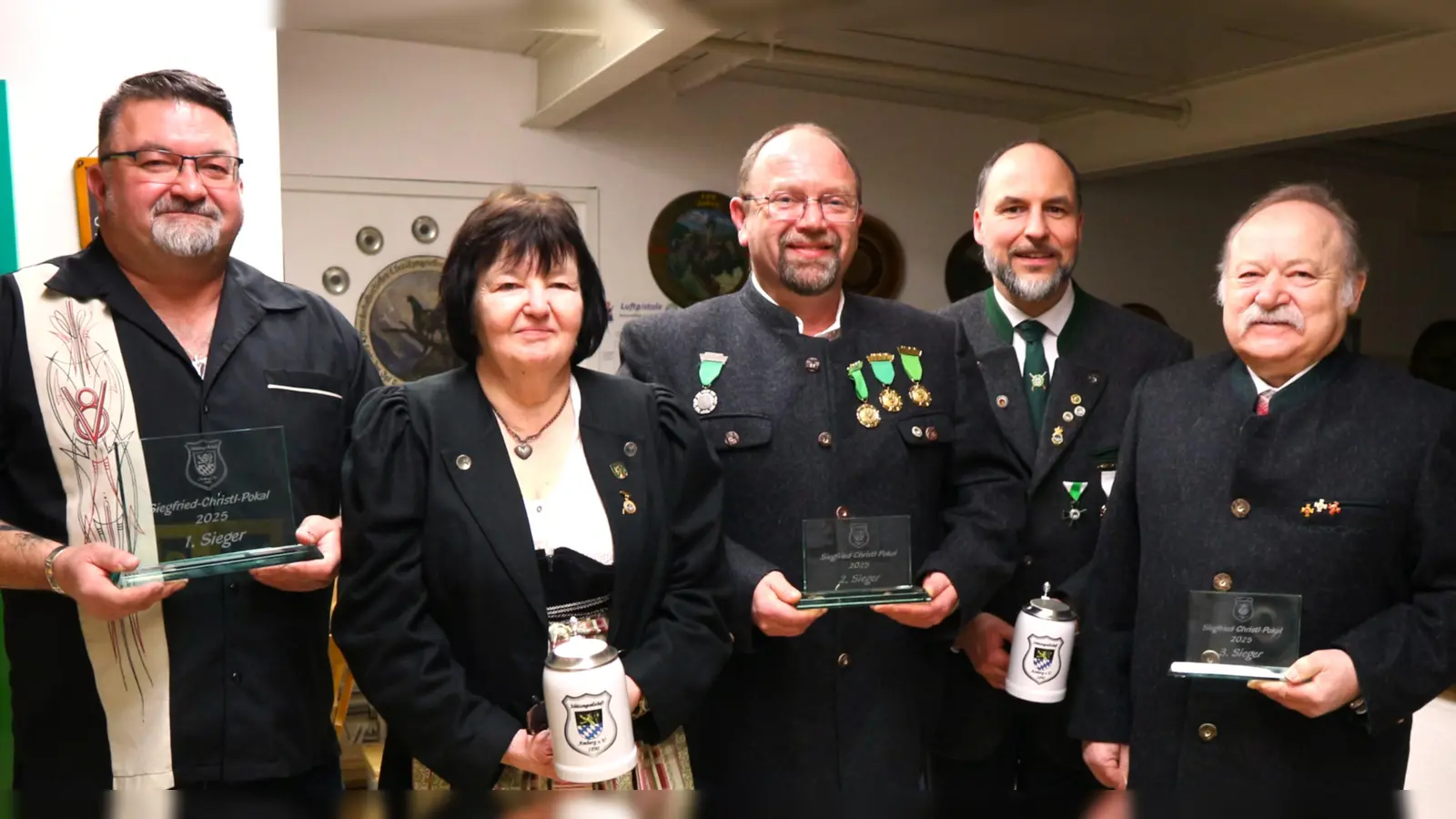 Die Gewinner des Siegfried-Christl-Pokal-Schießens bei den „Jordanschützen”. v.l. Robert Schmid, Hannelore Mayer, Christian Amberger, Thomas Singer und Ludwig Mayer.  (Bild: Marion Schneider)