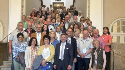 auf dem Bild sind die 60 Besucher von den vier Ortsverbänden der VG Neusorg zusammen mit Landtagsabgeordneten Tobias Reiß vorne Mitte im Eingangsbereich des Landtags in München  (Bild: Alexander Hörl)
