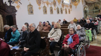 Rund 70 Wallfahrer aus dem Caritas-Altenheim Marienheim fanden sich in der Schulkirche zur Maiandacht ein (Bild: Daniela Donhauser)