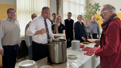 Bürgermeister Richard Kammerer (mit Krawatte) machte beim Fastenessen jedem den Teller voll, der zu Beginn der Fastenzeit Appetit auf eine Kartoffelsuppe hatte. (Bild: Johann Kneißl)