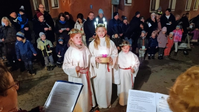 Eröffnung Adventsfenster (Bild: Georg Dürr)