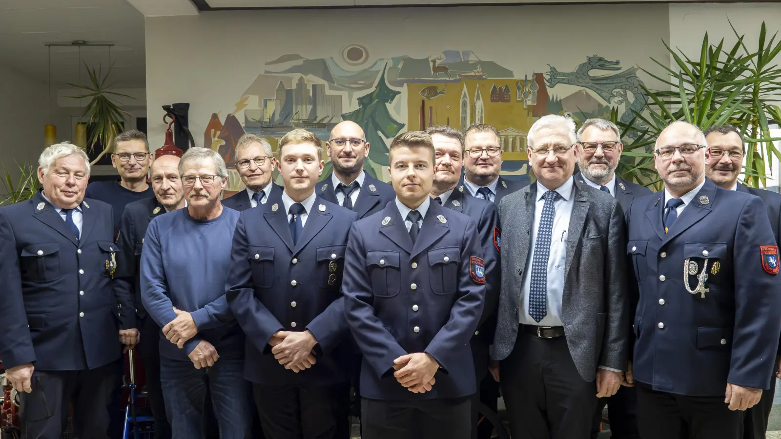 Neu gewählte Vorstandschaft der Feuerwehr Wildenreuth (v.l.n.r.): Ehrenkommandant Thomas Simmerl, Kassenprüfer Helmut Gollwitzer, Kreisbrandmeister Herbert Thurm, ehem. Kassenprüfer Matthias Knodt, 2. Vorstand Reinhard Hofmann, Beisitzer Simon Krauß, Jugendwart Korbinian Kreuzer, Beisitzer Timo Schönfelder, 2. Kommandant Harald Hör, Kassier Tobias Klier, Bürgermeister Johannes Reger, 1. Vorstand Roland Krommer, Kommandant Daniel Hackl, Beisitzer Mario Strauß. (Bild: Luca Melzner)