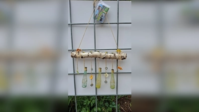 Eines von vielen tollen Ideen. Ein Gehänge aus leeren Flaschen mit Beleuchtung, ein Hingucker für jeden Garten. (Bild: Josef Höllerl)