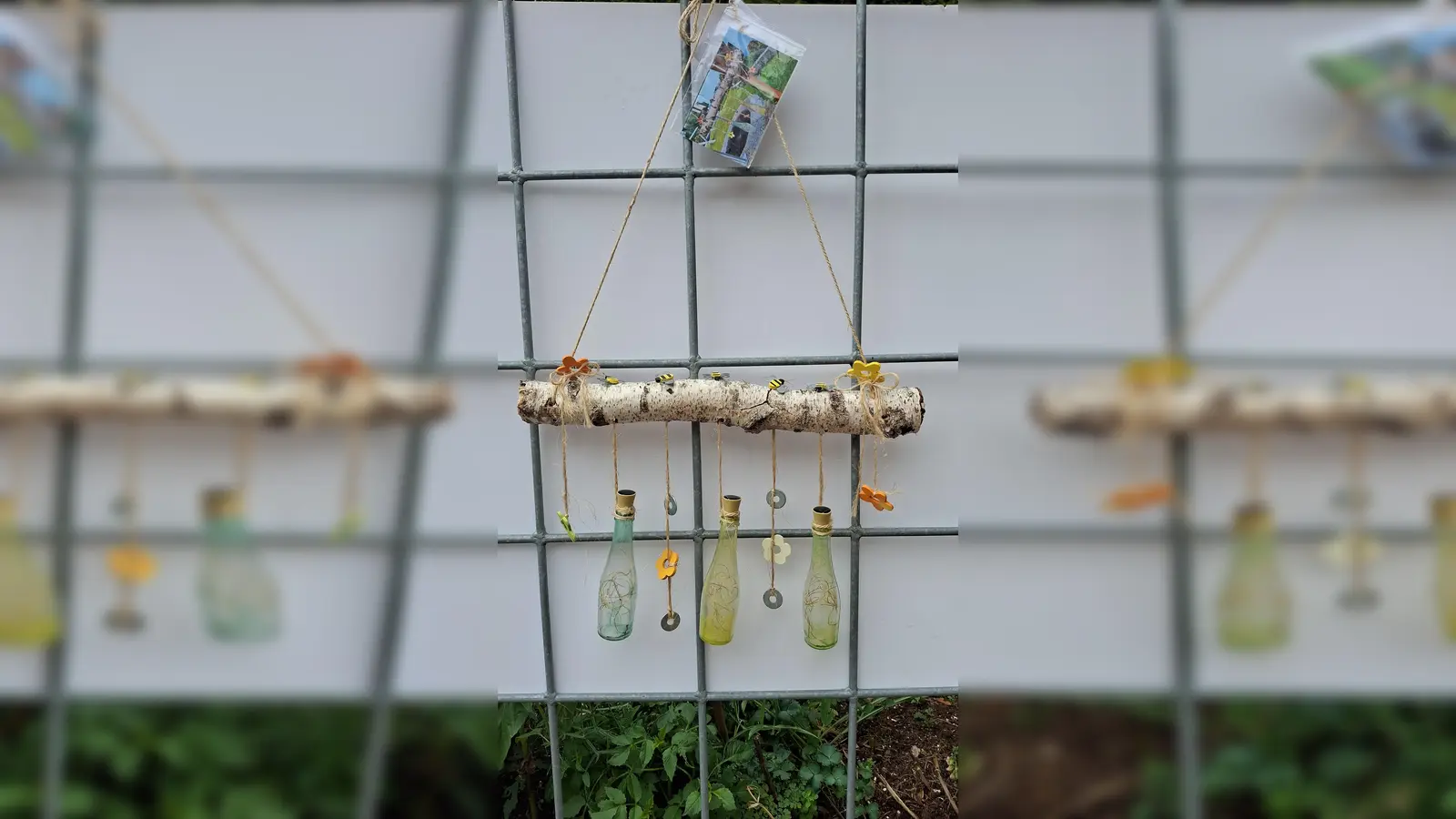 Eines von vielen tollen Ideen. Ein Gehänge aus leeren Flaschen mit Beleuchtung, ein Hingucker für jeden Garten. (Bild: Josef Höllerl)