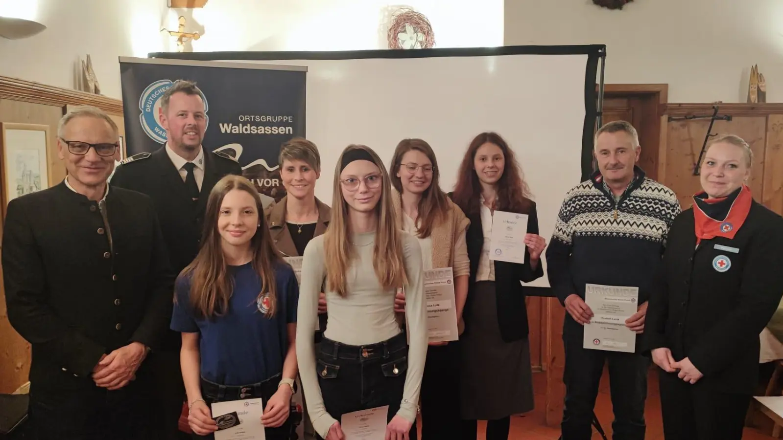 Im Bild einige der Geehrten mit Bürgermeister Bernd Sommer und Vorsitzendem Gerald Spandel (v. l.) und Zweiter Vorsitzender Diana Männer (r.). (Bild: Christian Männer)
