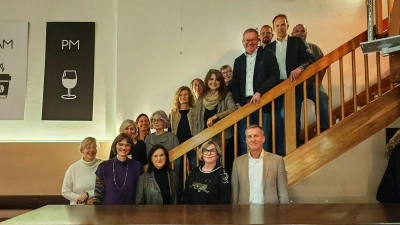 Die Jubilare und Pensionisten mit den Vertretern des Staatlichen Schulamts, Personalratsvorsitzenden Elke Schmidt und Oberbürgermeister Michael Cerny (Bild: Silke Wurzer)