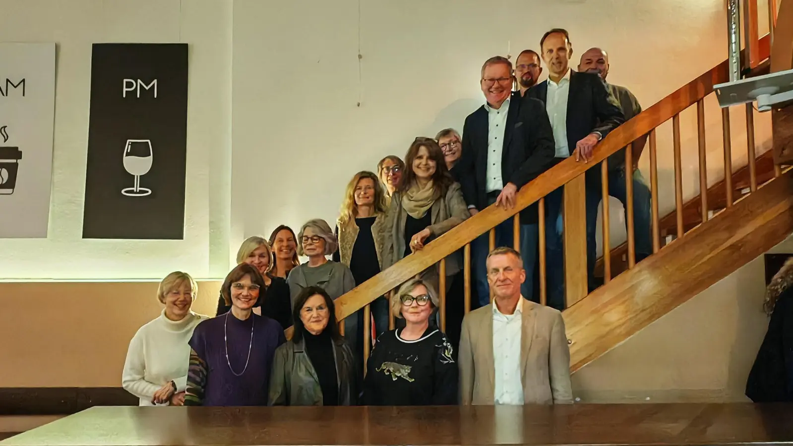 Die Jubilare und Pensionisten mit den Vertretern des Staatlichen Schulamts, Personalratsvorsitzenden Elke Schmidt und Oberbürgermeister Michael Cerny (Bild: Silke Wurzer)