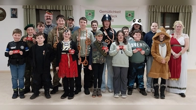 Der Faschings-Jugendkönig mit Ritter und Zofe sowie die maskierten Jugendlichen und Jugendleiter. (Bild: Karin Ertl)