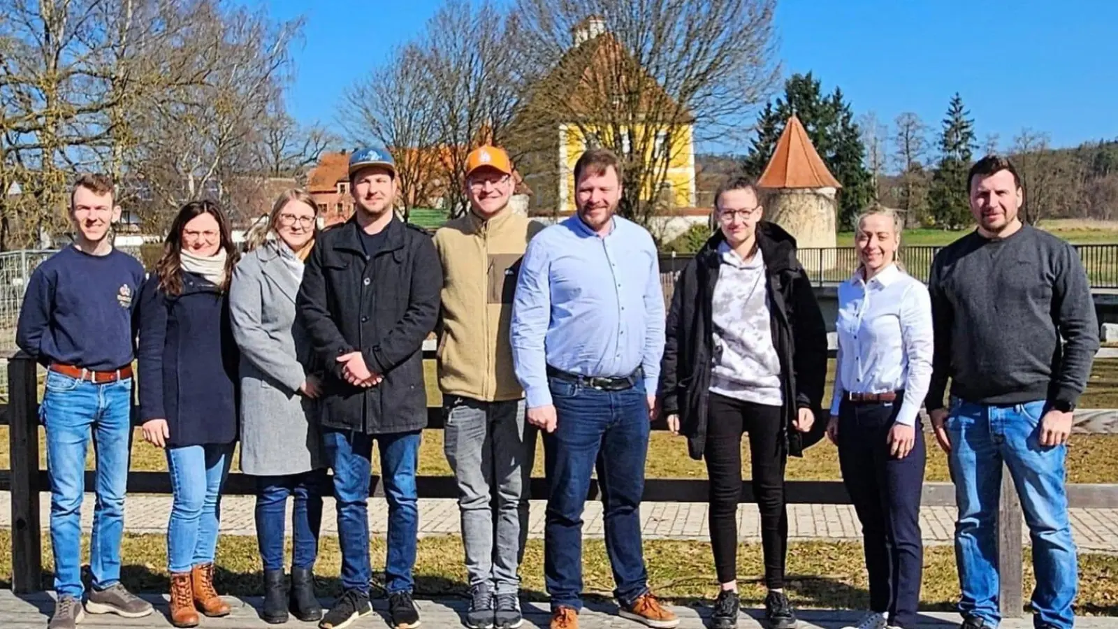 Die neue Vorstandschaft. Mit dabei: Kreisvorsitzender Henner Wasmuth (6. von links) und die Zweite Bürgermeisterin Elisabeth Gruber (8. von links). (Bild: Thomas Hottner)