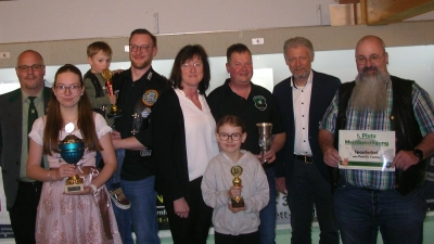 Von links: 1. Schützenmeister Stephan Trautner, Marie Helm, Anton Härtl mit Vater Michael, Sportleiterin Angela Petersohn, Marlene Schnorr, Wolfgang Mark, Bürgermeister Lothar Müller und Thomas Wittmann. (Bild: Wilhelm Trisl)