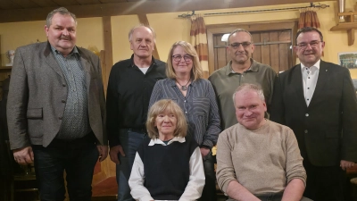 Hintere Reihe: Bürgermeister Michael Schedl, Helmut Thanner, Angela Zwerenz, Rainer Daubitzer, Stadtpfarrer Konrad Amschl, vorne: Renate Brunner und Markus Fichtner (Bild: Christian Walter)