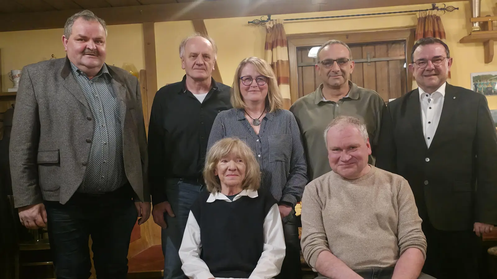 Hintere Reihe: Bürgermeister Michael Schedl, Helmut Thanner, Angela Zwerenz, Rainer Daubitzer, Stadtpfarrer Konrad Amschl, vorne: Renate Brunner und Markus Fichtner (Bild: Christian Walter)
