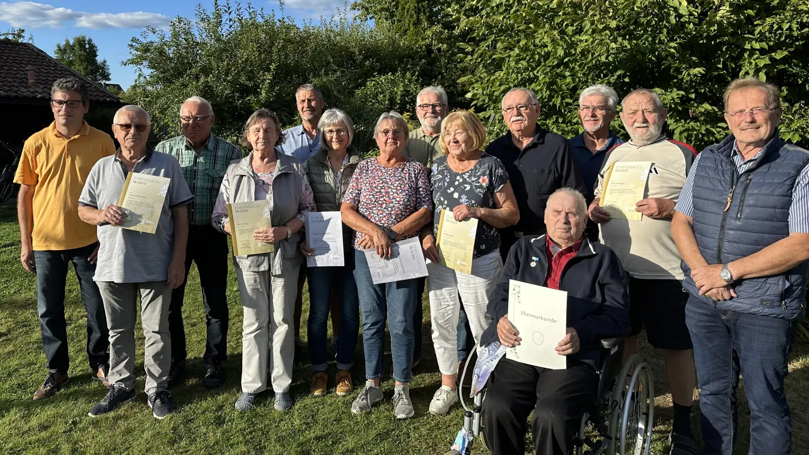 Auf dem Bild sind die Geehrten für langjährige Vereinstreue, von links: 2. Vorsitzender Wolfgang Friedl. Hans Bartmann, Albert Pamler, Maria Kraus, Alfred Birner, Theresia Kederer, Anneliese Baumgärtner, Erwin Strehl, Gisela Hösl, Karl Fraß, Johann Most, PeterJunge, Paul Varnhold, 1. Vorsitzender Reinhold Kumeth  (Bild: Reinhold Kumeth)
