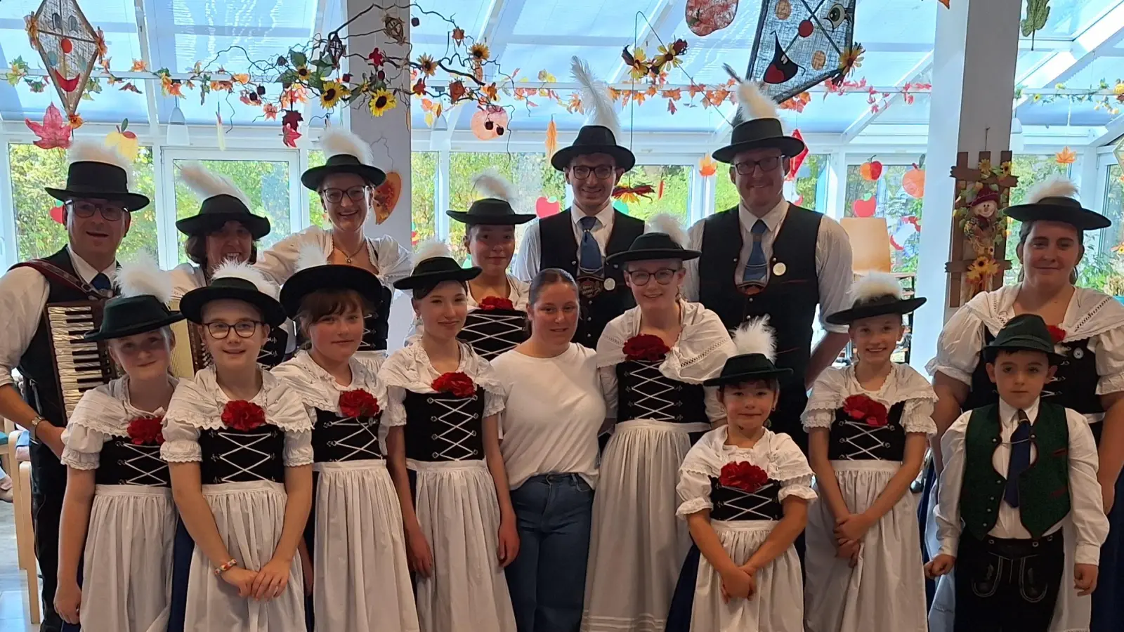 D'Vilstaler besuchen die Seniorinnen und Senioren im Caritas-Altenheim. (Bild: Sylvia Benjamin )