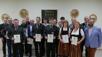 Zahlreiche Vereinsmitglieder nahmen für ihre langjährige Zugehörigkeit und ihre Verdienste Auszeichnungen entgegen. (Bild: Wolfgang Raps)