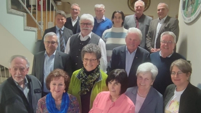 Einstimmig wählten die „Krumpes”-Siedler die Führungsmannschaft um Vorsitzenden Gerhard Götz (zweite Reihe, links).  (Bild: luk)