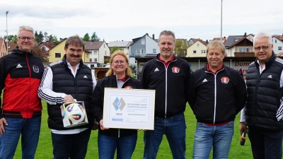 Das Foto zeigt die Verantwortlichen gemeinsam mit den Ehrenträgern. V. l. n. r.: Stephan Schmidt, Vereinsehrenamtsbeauftragter, Albert Kellner, Kreisspielleiter, Nicole Schusser-Schindler, 2. Vorstand, Gerhard Fronhöfer, 2. Geschäftsführer, Josef Reisner, 1. Vorstand, Roman Melzner, Kreisehrenamtsbeauftragter.  (Bild: Janina Hamon )