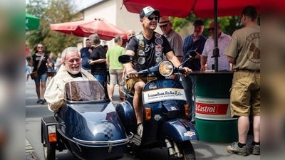 Capitano Michl Thumfart mit Stadtpfarrer Prechtl auf den Weg zur Bühne. (Bild: Volker Herding)