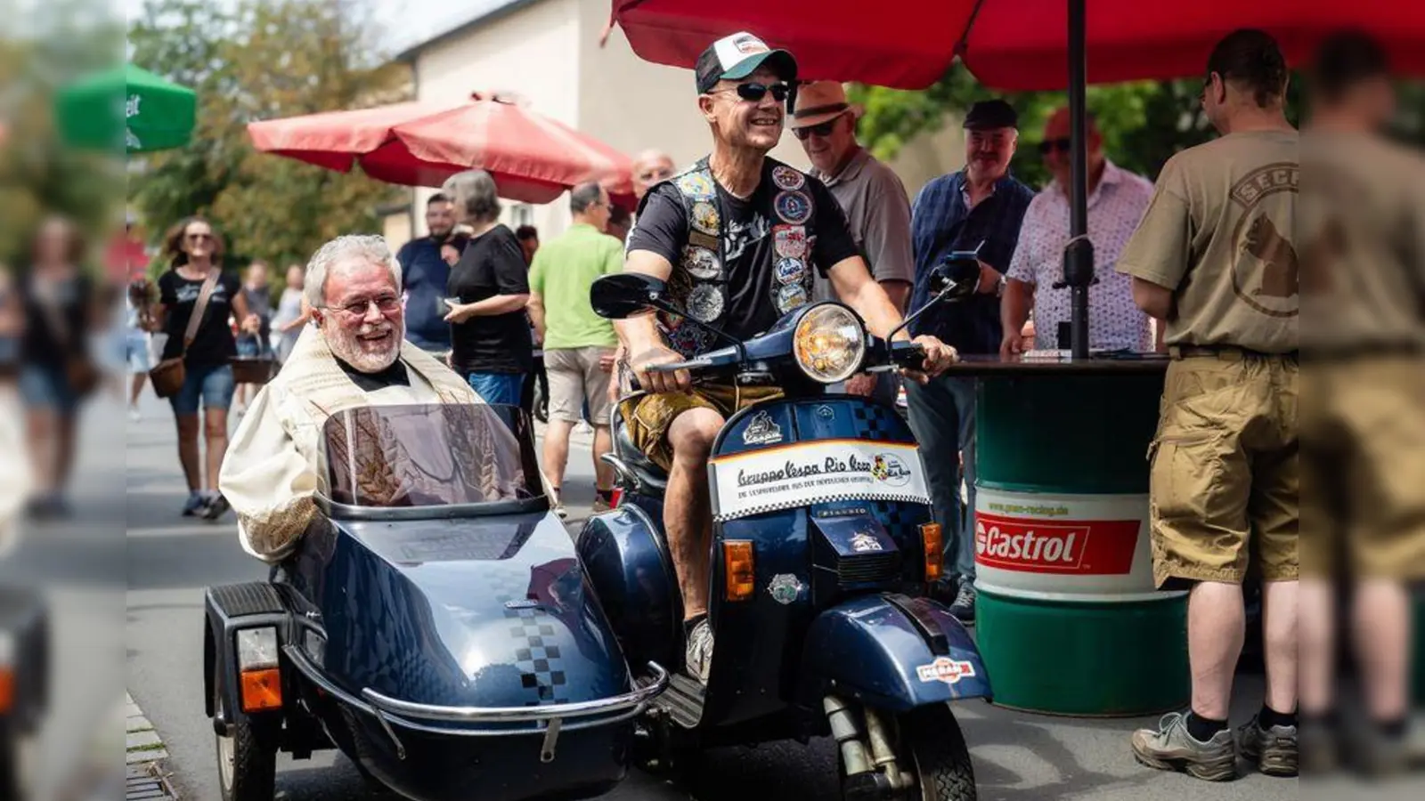 Capitano Michl Thumfart mit Stadtpfarrer Prechtl auf den Weg zur Bühne. (Bild: Volker Herding)