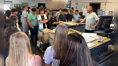 Martin Schnupfhagn (rechts), Inhaber der Druckerei Forstner, führte die Schülerinnen und Schüler durch die verschiedenen Bereiche des Betriebs und stellte verschiedene Ausbildungsberufe vor. (Bild: Thomas Aumann)