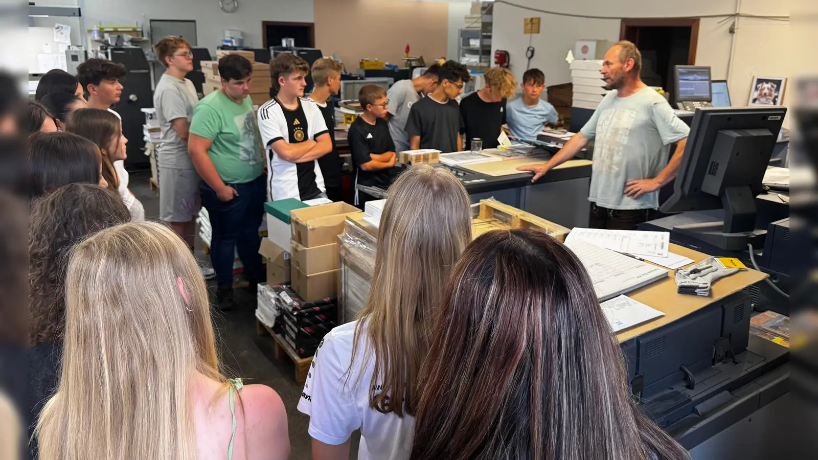 Martin Schnupfhagn (rechts), Inhaber der Druckerei Forstner, führte die Schülerinnen und Schüler durch die verschiedenen Bereiche des Betriebs und stellte verschiedene Ausbildungsberufe vor. (Bild: Thomas Aumann)